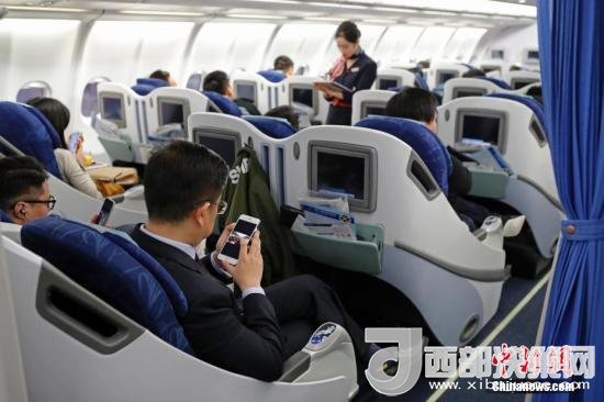 在東航MU5137航班上，旅客全程在飛行模式下可以使用手機。殷立勤 攝
