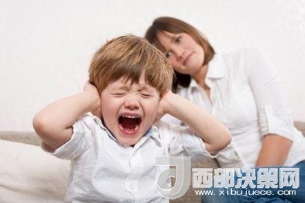 這時孩子可能會一直哭，甚至觀察父母的反應(yīng)。父母這時候可以讓他哭，哭累了自然就會停下，要讓孩子明白“鬧起來沒道理我不會心疼你”。