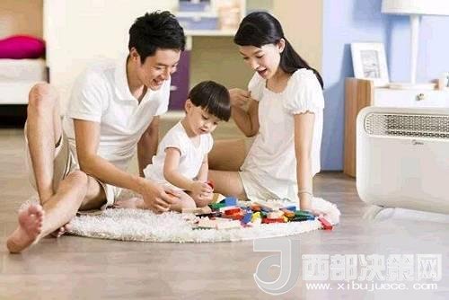 兒童時期，孩子好奇心強(qiáng)，喜歡“打破砂鍋問到底”、“探究性拆東西”、“自言自語做游戲”。這些聽似好笑，看似頑皮的言行舉止，恰恰就是孩子創(chuàng)造火花的閃現(xiàn)。心理學(xué)家鄧斯克認(rèn)為，小孩子在游戲中的“假裝”會大大促進(jìn)他們的發(fā)散思維。