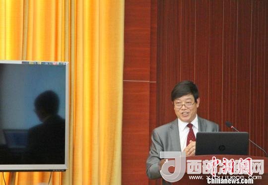 圖為中南大學(xué)教授歐陽(yáng)友權(quán)在現(xiàn)場(chǎng)作了題為“我國(guó)文化產(chǎn)業(yè)發(fā)展的三大拐點(diǎn)與高校的責(zé)任”報(bào)告?！≮w曉 攝