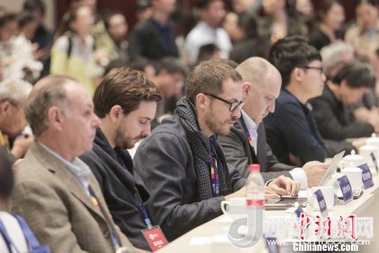 河北工業(yè)設(shè)計創(chuàng)新中心(以下簡稱HIDC)啟動儀式暨“設(shè)計促轉(zhuǎn)型·創(chuàng)新贏未來”國際工業(yè)設(shè)計工作坊26日在河北省省會石家莊市舉行。圖為與會各國設(shè)計師。　肖欣 攝