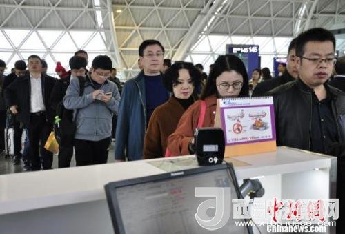 圖為旅客等待進(jìn)入客艙?！慰∶?攝