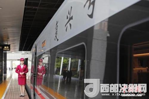 資料圖：4月10日，列車員在“復(fù)興號(hào)”列車旁迎接旅客的到來。 <a target='_blank'  data-cke-saved- >中新社</a>記者 殷立勤 攝