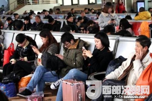 資料圖：移動互聯(lián)網(wǎng)時代，旅客都拿著手機打發(fā)時間。<a target='_blank' >中新社</a>記者 王中舉 攝