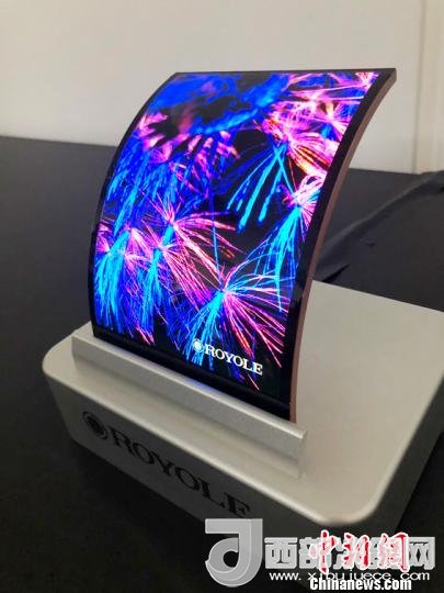 柔宇科技全柔性顯示屏在固定曲面上的應用?！∪嵊羁萍脊﹫D 攝