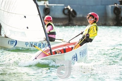 青島市北區(qū)立新小學學生參加2017年中國杯青少年帆船OP項目比賽。孫軍/攝