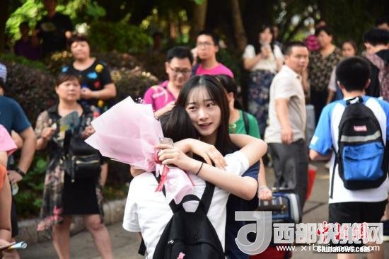 資料圖：一名家屬擁抱走出考場的考生。 王以照 攝