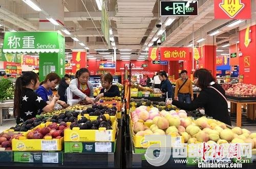 資料圖：民眾在超市選購水果。<a target='_blank'  data-cke-saved- >中新社</a>記者 俞靖 攝