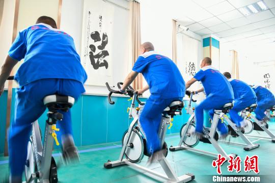 山西省戒毒人員正在進(jìn)行身體鍛煉?！⊥踅ㄜ?攝