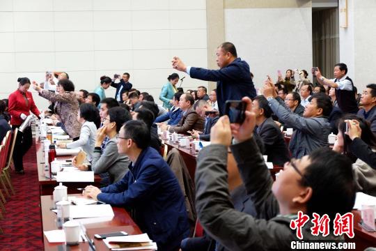 圖為與會(huì)嘉賓認(rèn)真聽取專家演講。　李雋 攝