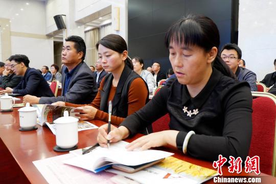 圖為與會(huì)嘉賓聆聽專家演講?！±铍h 攝