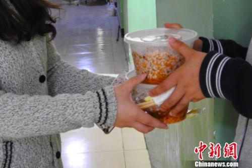 外賣配送員將外賣送到學(xué)生宿舍。受訪者供圖