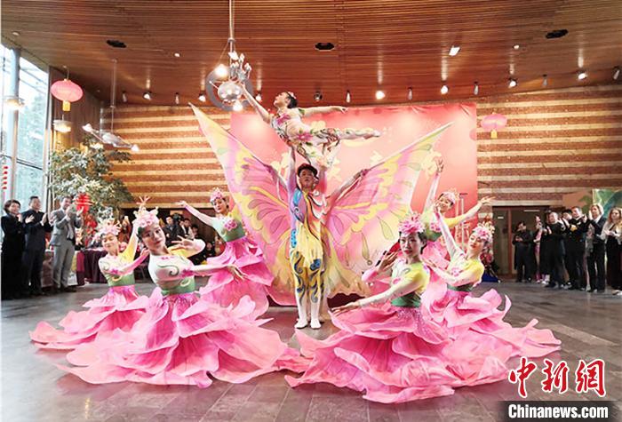 圖為雜技演員通過(guò)精湛的技藝贏得了滿堂喝彩?！「拭C省文化和旅游廳網(wǎng)站 攝