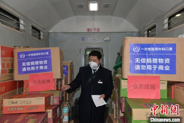 圖為中國鐵路昆明局集團通過普速客車行李車運送疫情防控保障物資。　黃婷婷 攝
