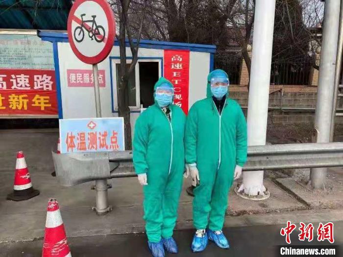 鄉(xiāng)鎮(zhèn)衛(wèi)生院和社區(qū)衛(wèi)生中心工作人員排查發(fā)熱患者?！〗樾菔嗅t(yī)療集團(tuán)供圖 攝