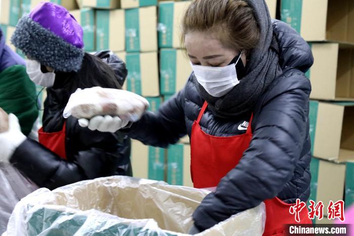 當(dāng)雄縣民眾將牦牛肉裝箱?！‘?dāng)雄縣 供圖 攝