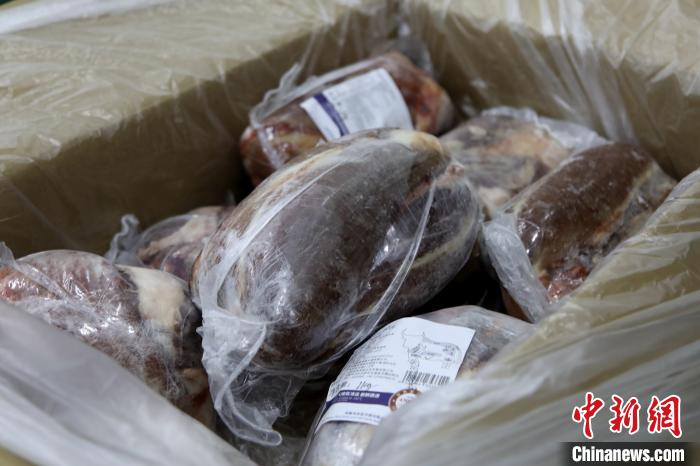 當(dāng)雄縣援鄂物資中的牦牛肉，圖中的為腱子肉，是牦牛肉中的“極品”。　當(dāng)雄縣 供圖 攝