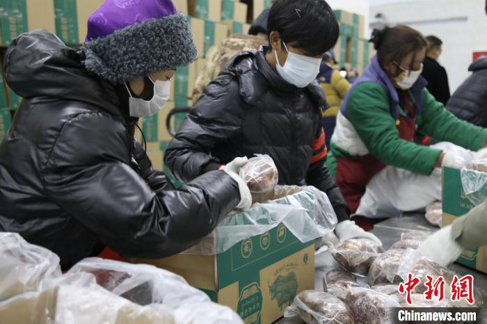 當(dāng)雄縣民眾打包當(dāng)?shù)氐奶禺a(chǎn)，“有身份證”牦牛肉?！‘?dāng)雄縣 供圖 攝