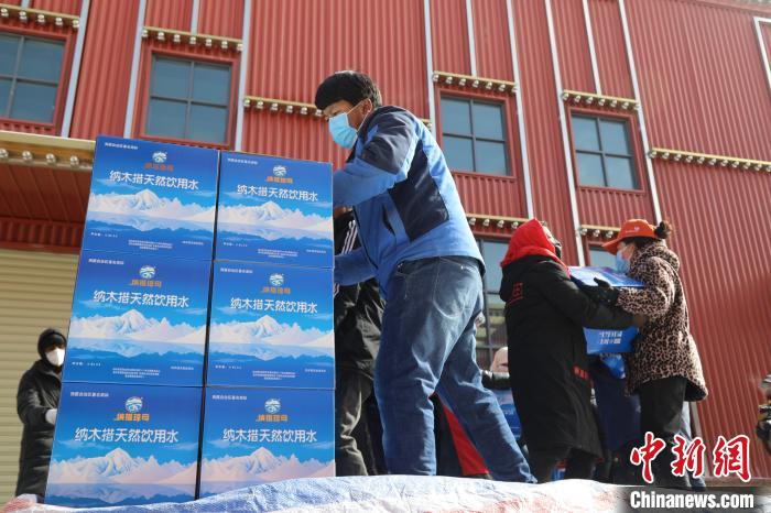 西藏當(dāng)雄給湖北荊州送去冰川礦泉水、牦牛肉等物資
