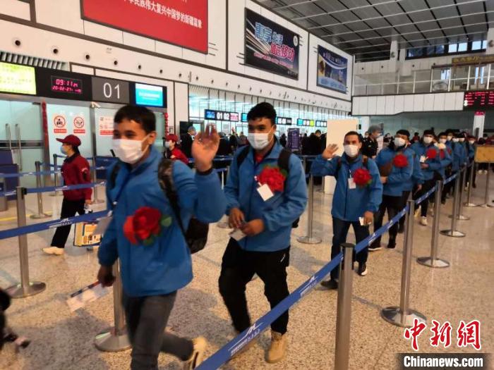 外出務(wù)工人員有序排隊(duì)辦理登記手續(xù)?！O友軍 攝