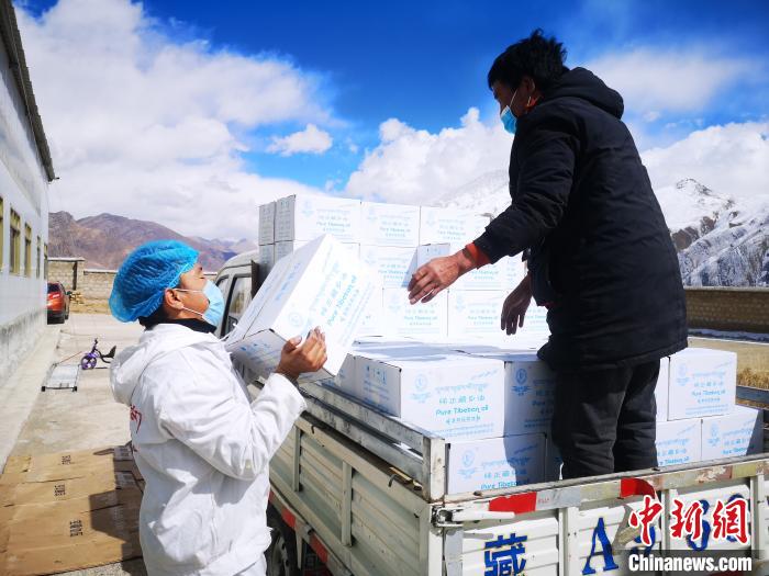 圖為工作人員搬運物資。堆龍德慶區(qū)宣傳部供圖