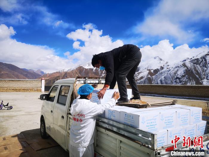 圖為工作人員搬運物資。堆龍德慶區(qū)宣傳部供圖