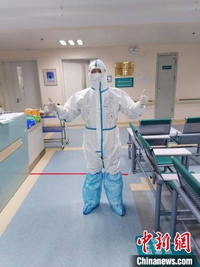 徐陶在工作中。四川援助湖北醫(yī)療隊(duì)供圖