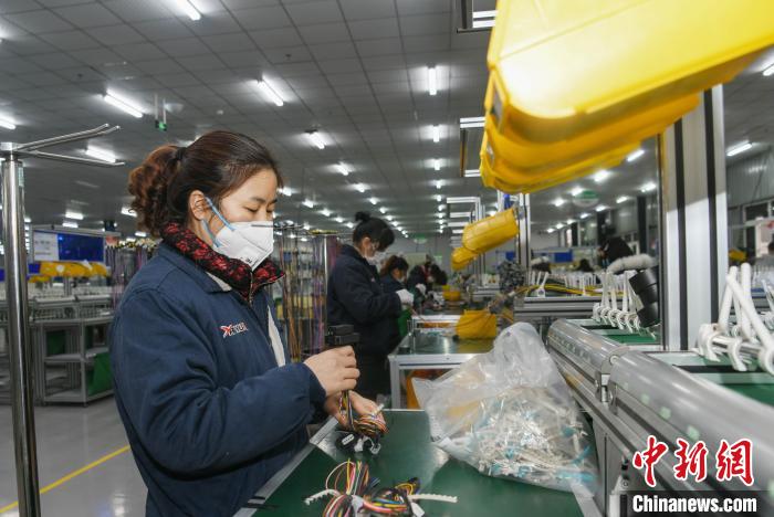 工人戴著口罩搶抓生產(chǎn)?！】到?攝