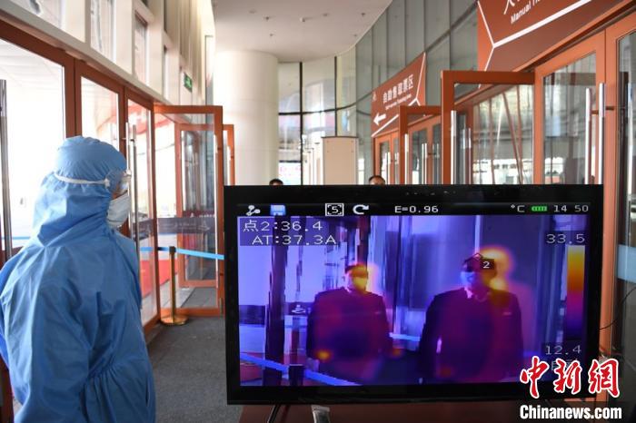 圖為游客步行通過紅外線測(cè)溫通道?！钇G敏 攝