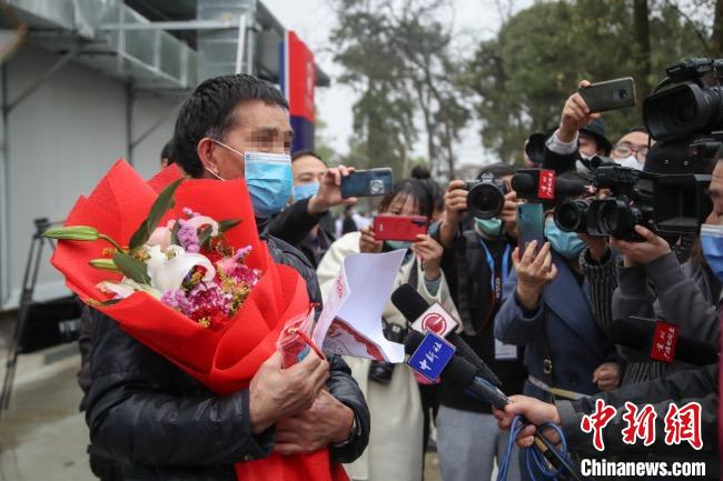 圖為貴州省最后一名新冠肺炎確診患者從貴州省將軍山醫(yī)院出院，患者接受媒體采訪?！■暮陚?攝