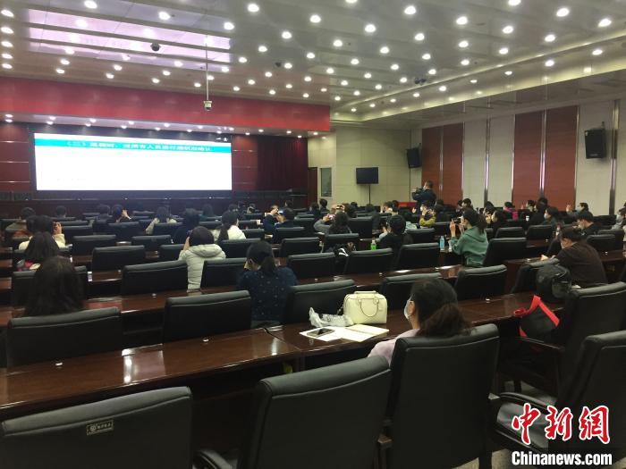 山西選派554名疫情防控指導員駐校指導高三年級開學疫情防控?！「呷鸱?攝