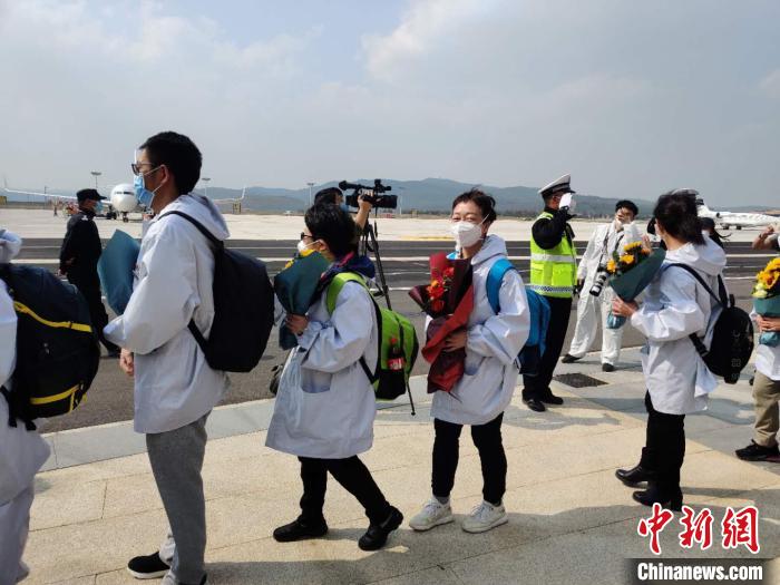 圖為交警向醫(yī)療隊敬禮?！№n帥南 攝