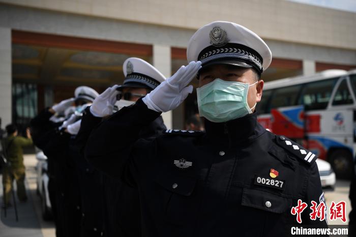 圖為交警們向醫(yī)療隊敬禮?！】灯?攝