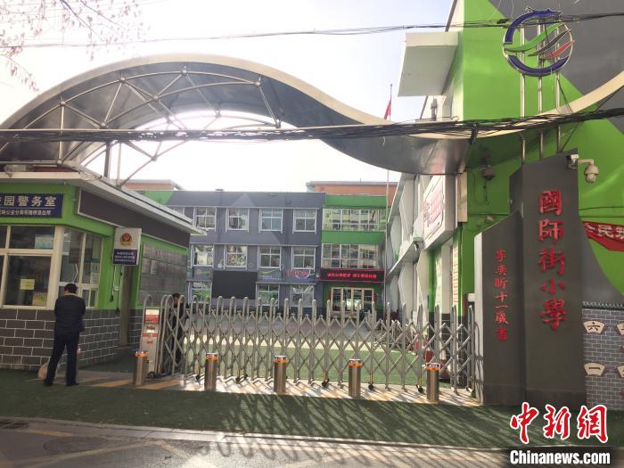 校門口設(shè)置臨時等候區(qū)，區(qū)域四周5米為禁行區(qū)?！「呷鸱?攝