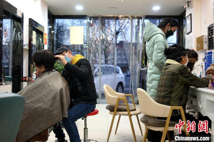 拉薩市民在一美發(fā)店理發(fā)、美甲?！〗w波 攝