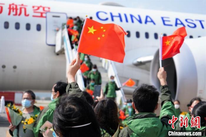 圖為醫(yī)療隊(duì)抵達(dá)昆明機(jī)場 王浩帆 攝 圖為醫(yī)療隊(duì)抵達(dá)昆明機(jī)場 王浩帆 攝