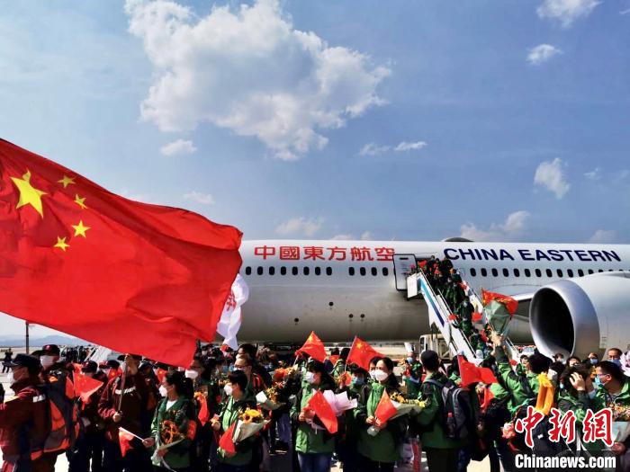 圖為醫(yī)療隊(duì)員抵達(dá)昆明長水機(jī)場 王浩帆 攝 圖為醫(yī)療隊(duì)員抵達(dá)昆明長水機(jī)場 王浩帆 攝