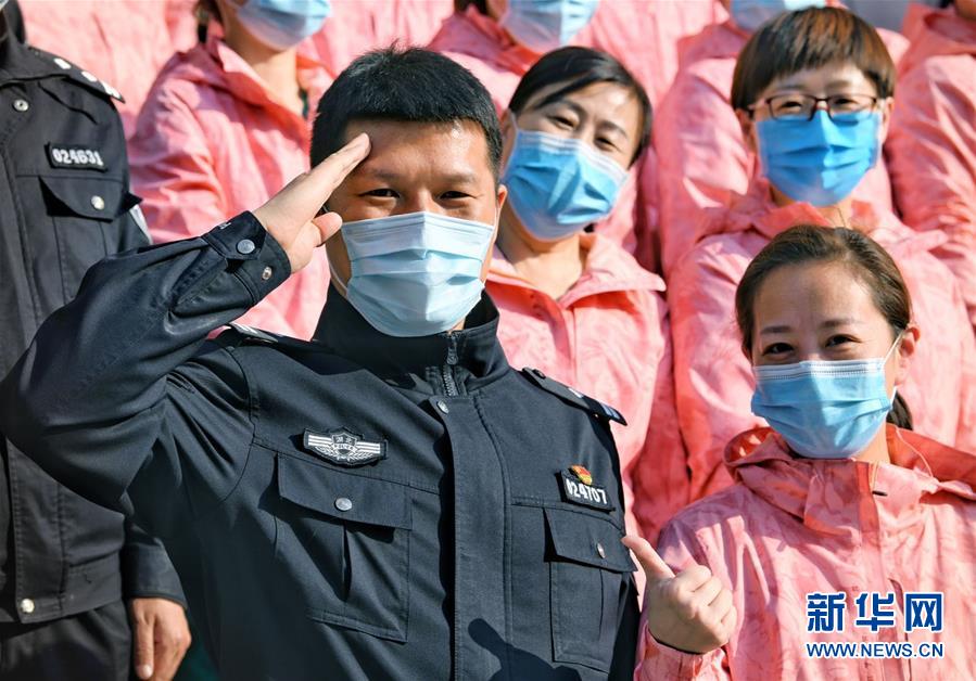 （習(xí)近平致敬的戰(zhàn)“疫”英雄·公安干警篇·圖文互動）（1）他們，抗疫一線鑄警魂