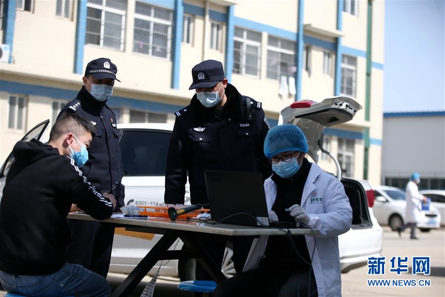 （習(xí)近平致敬的戰(zhàn)“疫”英雄·公安干警篇·圖文互動）（3）他們，抗疫一線鑄警魂