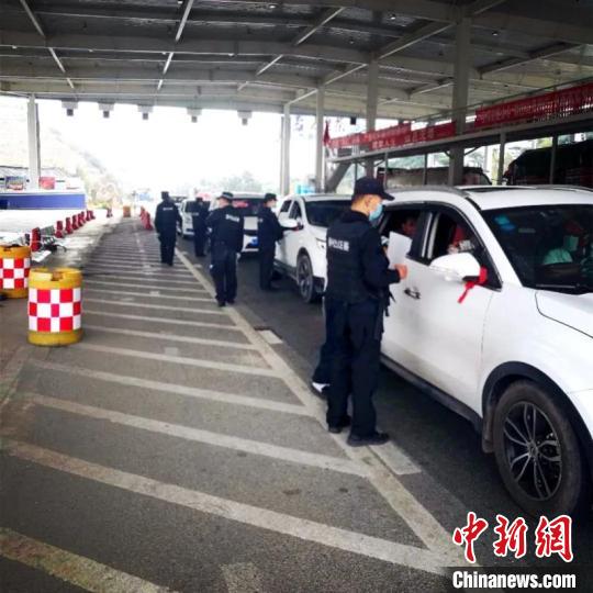 圖為云南一邊境檢查站防控疫情同時嚴防境外毒品滲透?！≡颇鲜」矎d供圖 攝