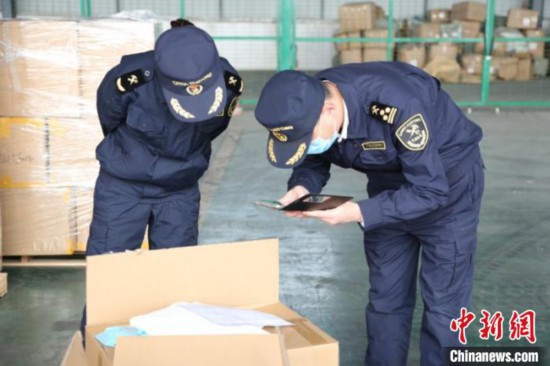 13萬(wàn)只口罩等防疫物資搭乘中歐班列(成都)緊急運(yùn)往歐洲