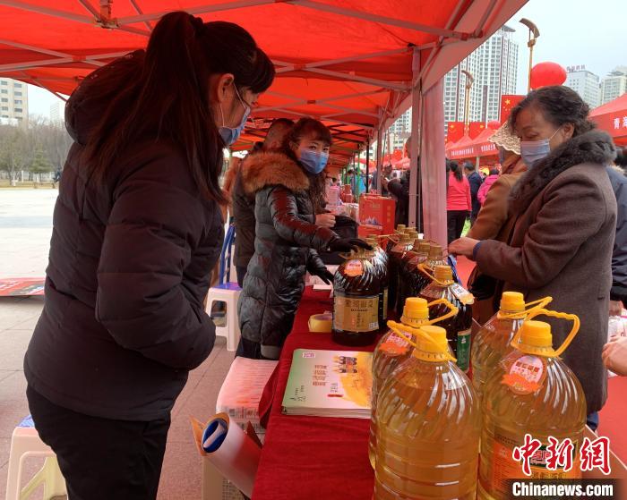 圖為市民們正在采購商品。　孫睿 攝