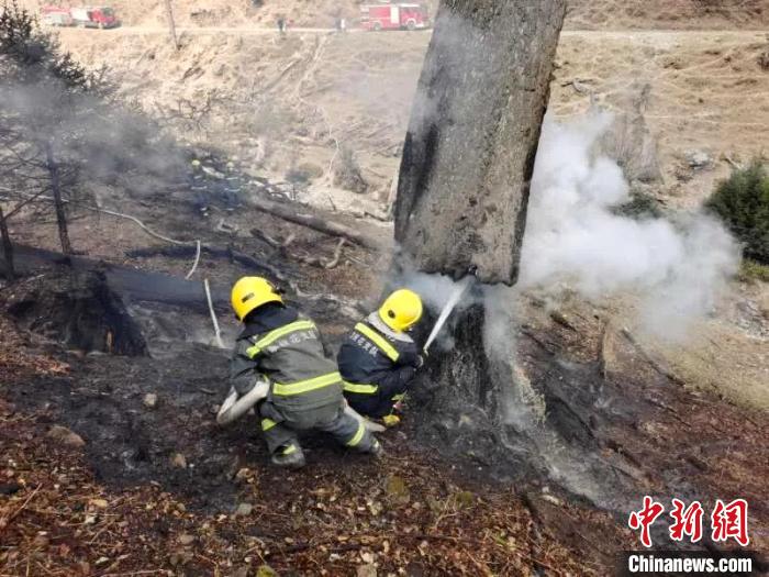 四川木里森林火災(zāi):森林消防深入火場(chǎng)對(duì)煙點(diǎn)全面清理
