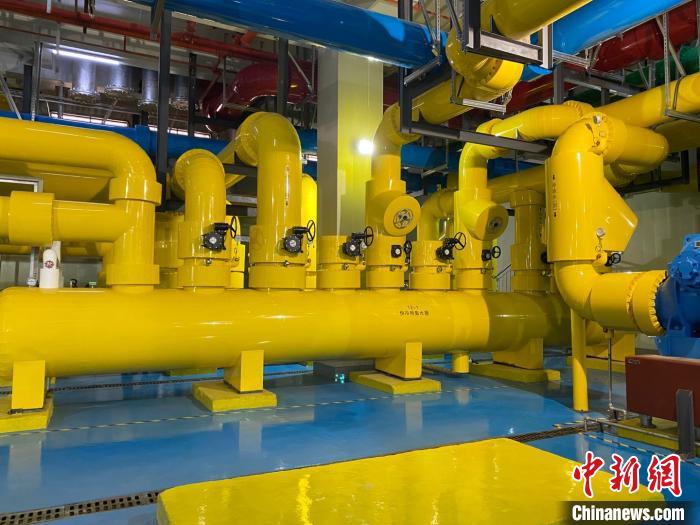 圖為中國移動云南數(shù)據(jù)中心冷卻系統(tǒng)?！⊥蹯簛?攝