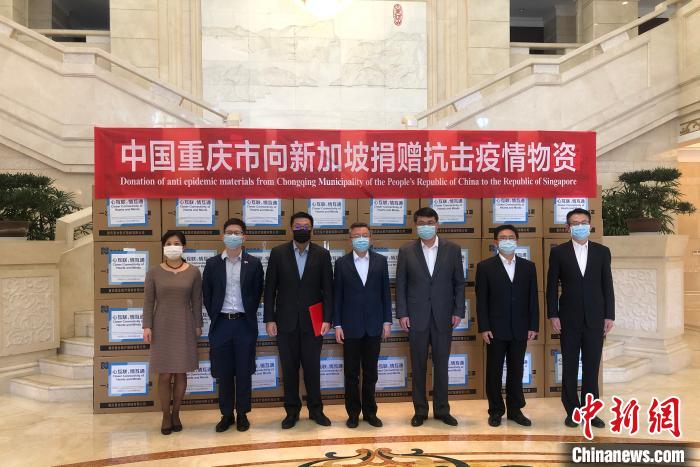 圖為捐贈方與接收方代表合影留念?！⑾嗔?攝