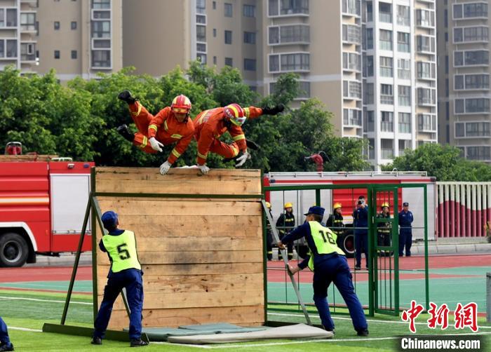 新消防員進(jìn)行消防障礙接力操展示?！⒅铱?攝