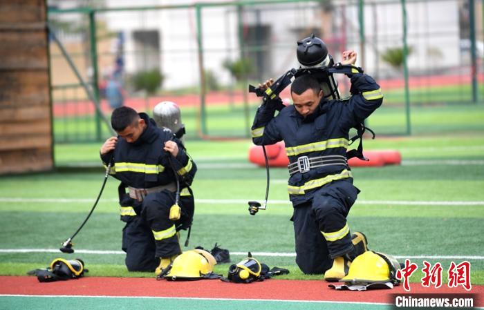 新消防員進(jìn)行穿戴空呼器展示。　劉忠俊 攝