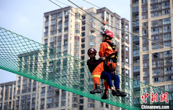 新消防員進(jìn)行T型救援操展示。　劉忠俊 攝