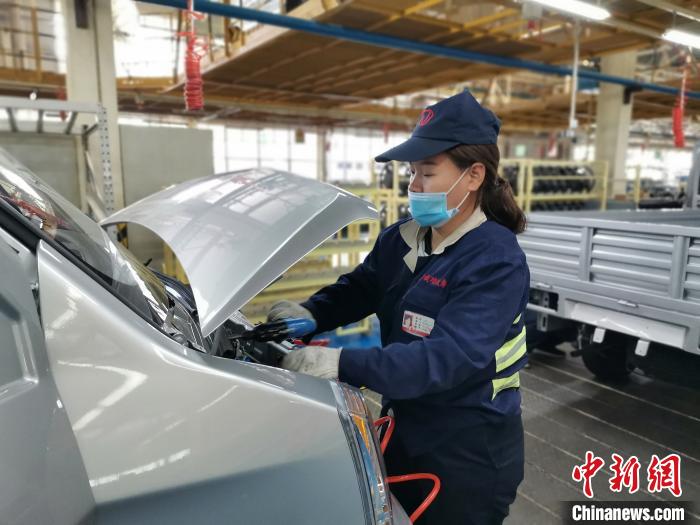 在滿足國外市場供應的同時，成功汽車也緊盯國內(nèi)市場，拓渠道保銷量?！「唢w 攝