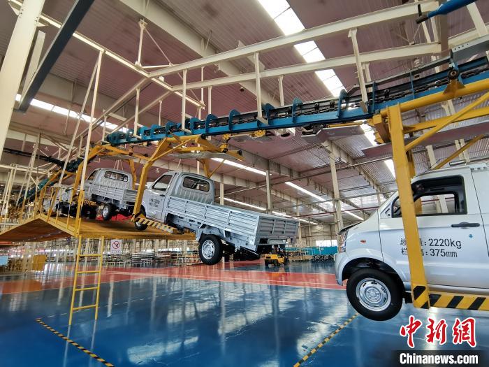 成功汽車是山西省重點轉(zhuǎn)型項目，擁有國內(nèi)先進的零部件、發(fā)動機整機自動裝配和發(fā)動機生產(chǎn)線、實驗線，還有國際一流的工業(yè)機器人?！「唢w 攝